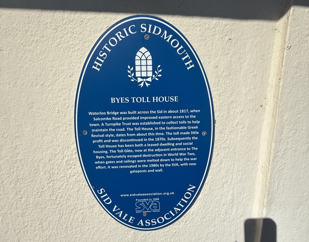Lot: 120 - FORMER TOLL HOUSE WITH GARDEN - Blue Plaque on the property